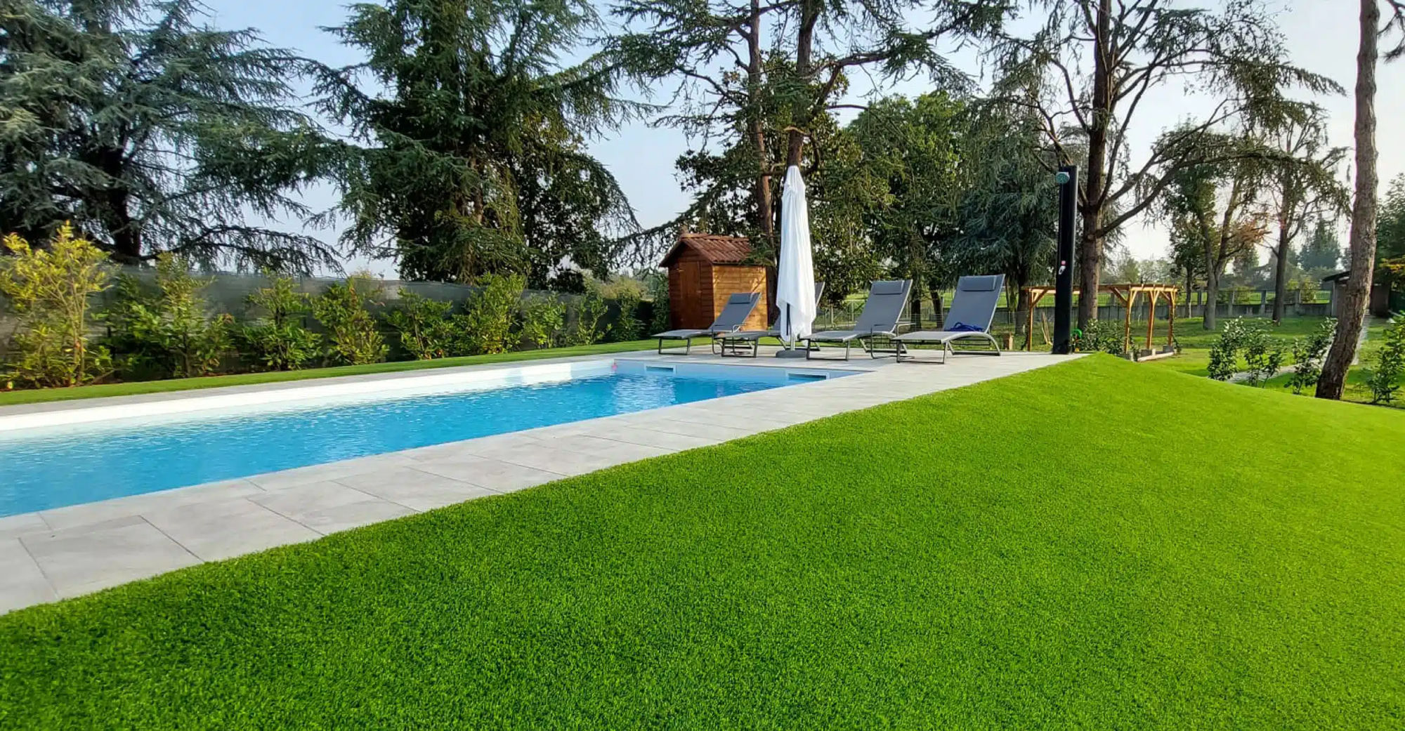 Installazione prato sintetico bordo piscina — Status Symbol